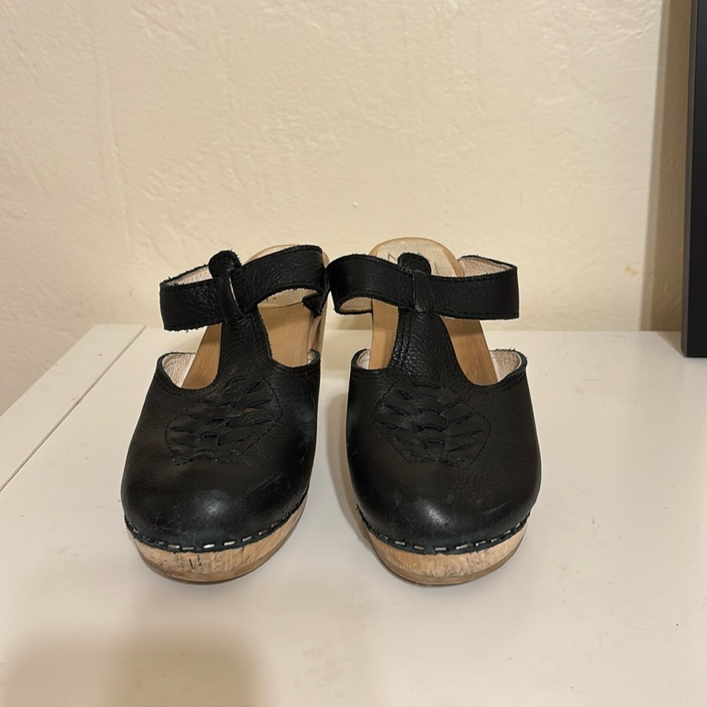 Maguba t strap clogs